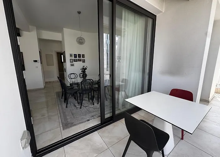 Апартаменти Wealthystays Premium *